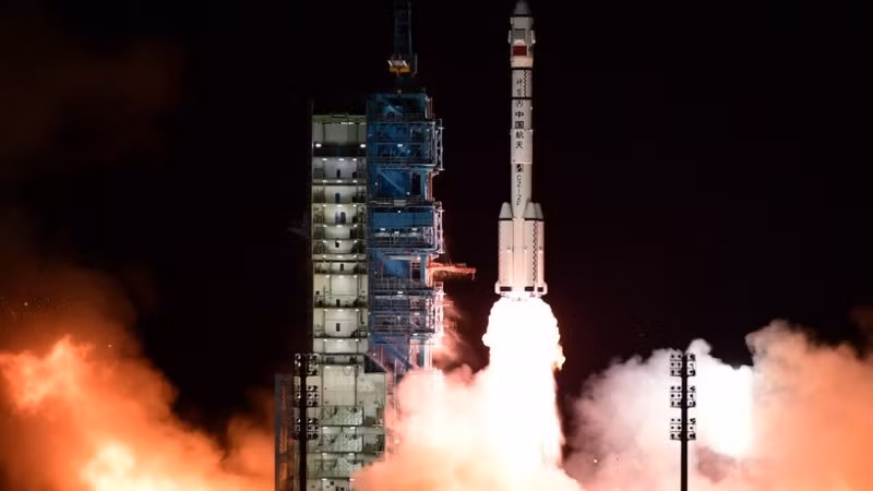 Tên lửa đẩy Trường Chinh-2F mang theo tàu vũ trụ Thần Châu-21 rời bệ phóng tại Trung tâm phóng vệ tinh Tửu Tuyền. (Ảnh: THX/TTXVN)