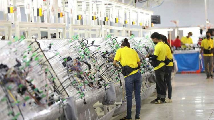 Trong một nhà máy sản xuất dây điện ở tỉnh Kampong Speu, Campuchia. (Ảnh: Khmer Times)