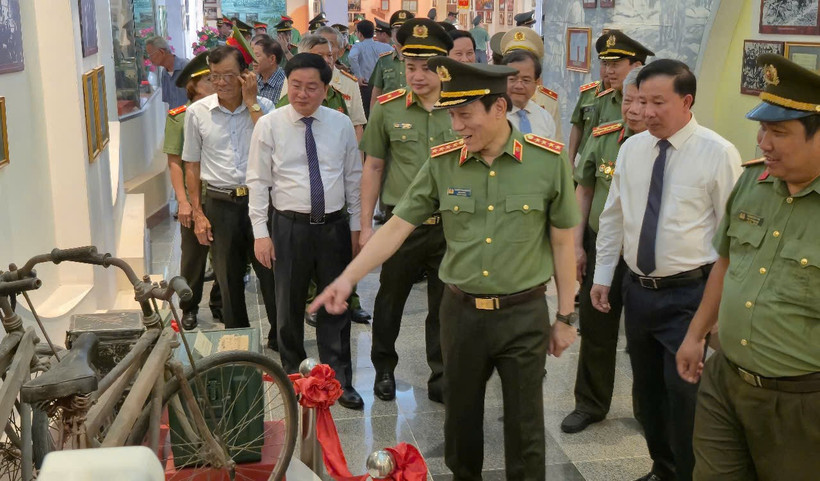 Đại tướng Lương Tam Quang, Ủy viên Bộ Chính trị, Bộ trưởng Công an cùng lãnh đạo tỉnh Tây Ninh tham quan Bảo tàng Ban an ninh Trung ương Cục miền nam.