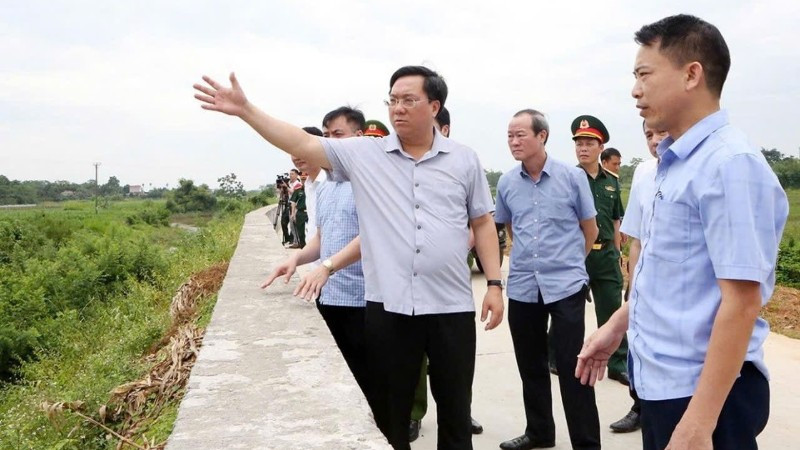 Chủ tịch Ủy ban nhân dân tỉnh Trần Duy Đông kiểm tra vị trí xung yếu đê ngòi Giành, xã Tiên Lương.