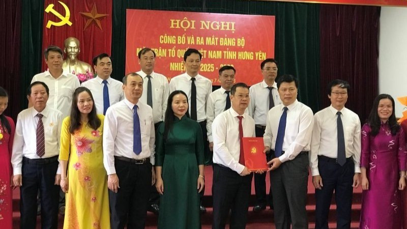 Phó Bí thư Thường trực Tỉnh ủy Hưng Yên Trần Quốc Toản trao quyết định thành lập Ủy ban MTTQ Việt Nam tỉnh Hưng Yên.
