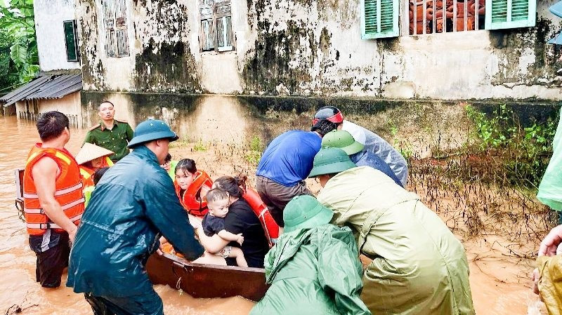 Lực lượng chức năng thành phố Sông Công di dời các hộ dân khu vực trũng thấp, ngập sâu ở xã Bình Sơn đến nơi an toàn.