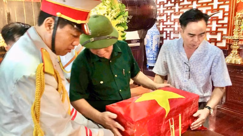 Nghi lễ tiễn đưa các liệt sĩ về an táng tại quê hương.