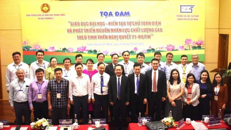 Các đại biểu chụp ảnh lưu niệm tại tọa đàm.