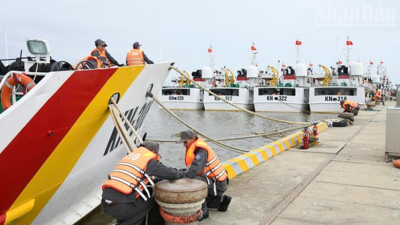 Các tàu Chi đội Kiểm ngư số 3 neo đậu tại cảng gia cố hệ thống dây buộc tàu.