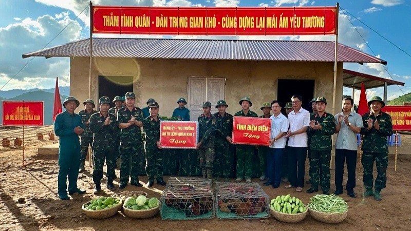 Thiếu tướng Nguyễn Đăng Khải và đồng chí Phạm Đức Toàn, Phó Chủ tịch Ủy ban nhân dân tỉnh Điện Biên trao quà, động viên các cán bộ, chiến sĩ đang giúp nhân dân làm nhà ở mới tại điểm tái định cư bản Háng Pù Xi, xã Xa Dung. (Ảnh: ĐỨC HẠNH)