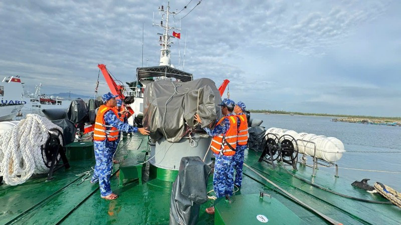 Các tàu chằng dây chống bão số 13.