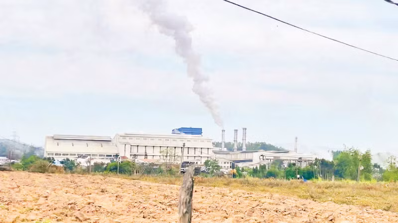 Cột khói từ Nhà máy Đường An Khê.