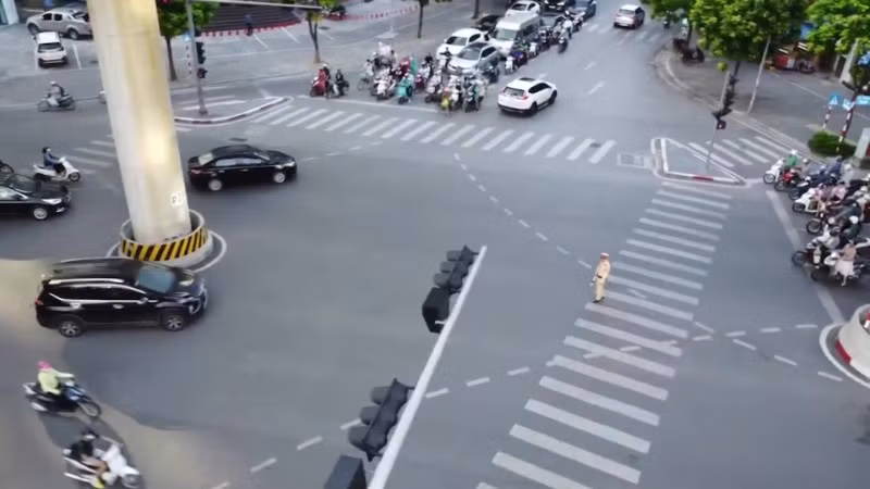 Hệ thống đèn tín hiệu giao thông có vai trò quan trọng trong điều phối phương tiện.