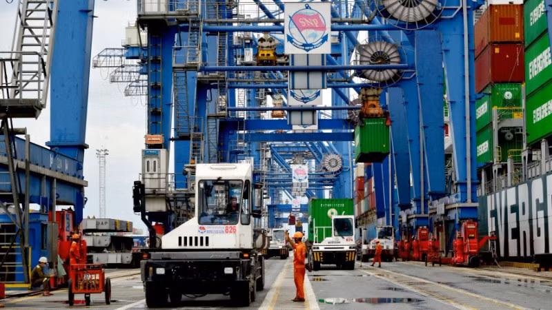 Người lao động làm việc tại cảng Sài Gòn.