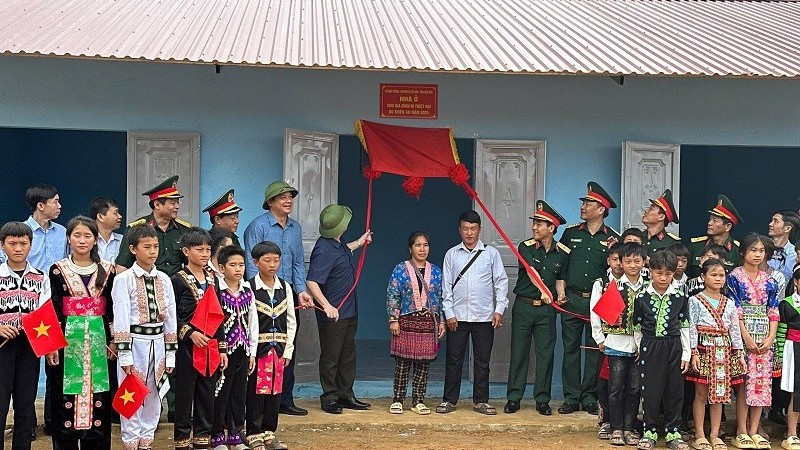 Các đồng chí lãnh đạo quân khu 2, lãnh đạo tỉnh Điện Biên cùng cán bộ, nhân dân tỉnh Điện Biên chứng kiến lễ khánh thành nhà ở mới của bà con dân tộc H'Mông bản Háng Pù Xi, xã Xa Dung, tỉnh Điện Biên. (Ảnh: ĐỨC HẠNH)