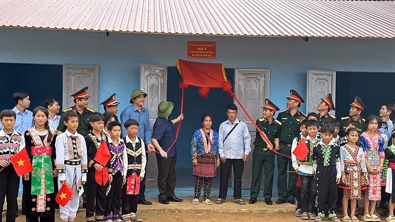 Các đồng chí lãnh đạo quân khu 2, lãnh đạo tỉnh Điện Biên cùng cán bộ, nhân dân tỉnh Điện Biên chứng kiến lễ khánh thành nhà ở mới của bà con dân tộc H'Mông bản Háng Pù Xi, xã Xa Dung, tỉnh Điện Biên. (Ảnh: ĐỨC HẠNH)