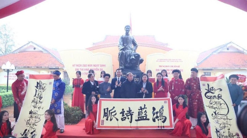 Trưng bày chuyên đề “Đại thi hào Nguyễn Du - Ngàn năm nhớ mãi” lần này giới thiệu hơn 250 tư liệu, hiện vật, hình ảnh.