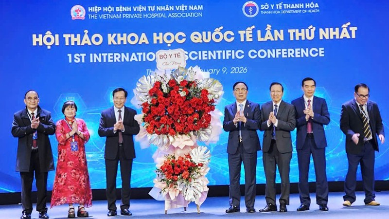 Bộ Y tế tặng hoa chúc mừng Hiệp hội Bệnh viện tư nhân Việt Nam.