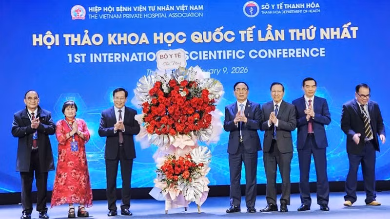 Bộ Y tế tặng hoa chúc mừng Hiệp hội Bệnh viện tư nhân Việt Nam.