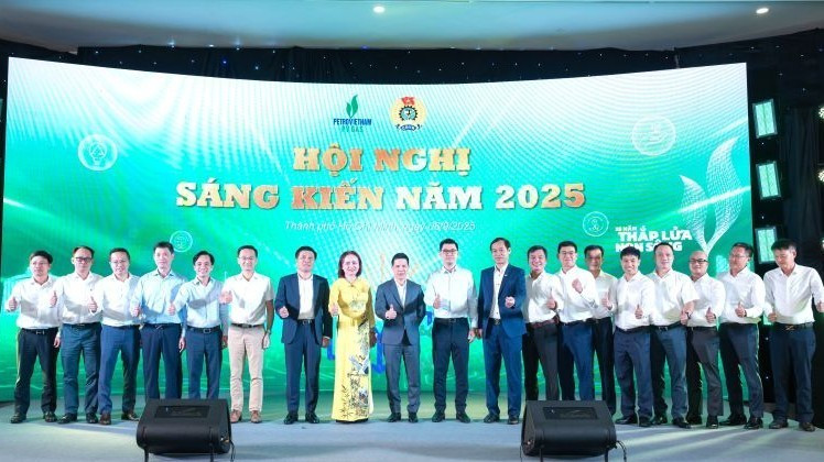 Chủ tịch Công đoàn Petrovietnam và Lãnh đạo PV GAS chụp ảnh lưu niệm tại hội nghị.