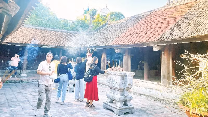 Du khách vãn cảnh chùa Chuông (Hưng Yên).