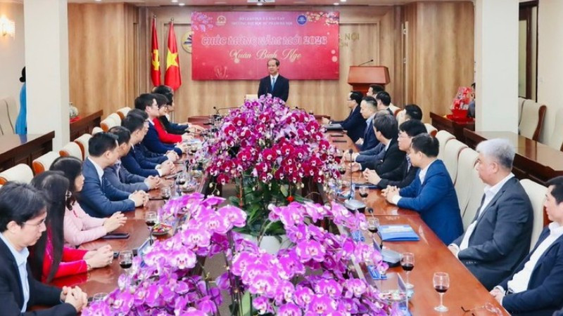 Bộ trưởng Giáo dục và Đào tạo Nguyễn Kim Sơn tới thăm, chúc mừng năm mới cán bộ, viên chức, người lao động và người học Trường đại học Sư phạm Hà Nội.