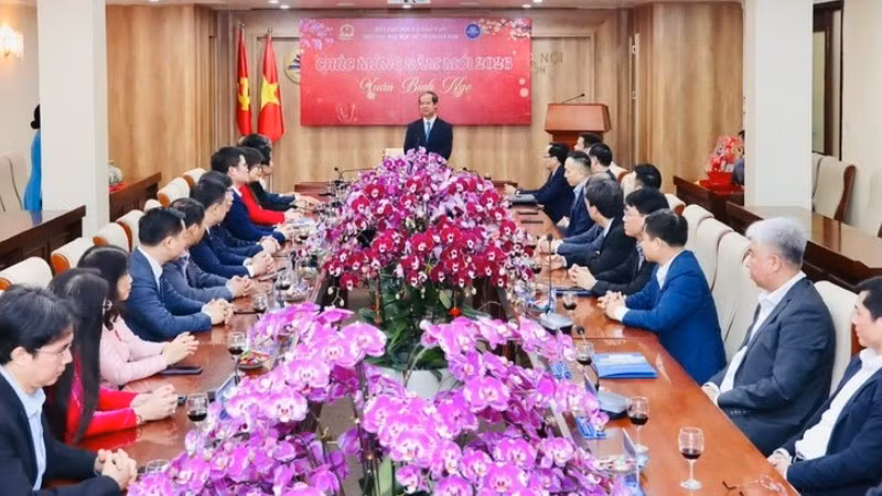 Bộ trưởng Giáo dục và Đào tạo Nguyễn Kim Sơn tới thăm, chúc mừng năm mới cán bộ, viên chức, người lao động và người học Trường đại học Sư phạm Hà Nội.