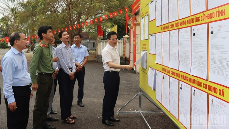 Đồng chí Nguyễn Hoàng Giang, Ủy viên Trung ương Đảng, Phó Bí thư Tỉnh ủy, Chủ tịch Ủy ban nhân dân tỉnh, Phó Chủ tịch Ủy ban Bầu cử tỉnh Quảng Ngãi kiểm tra công tác chuẩn bị bầu cử tại một điểm bầu cử ở xã An Phú thuộc đơn vị bầu cử số 1.