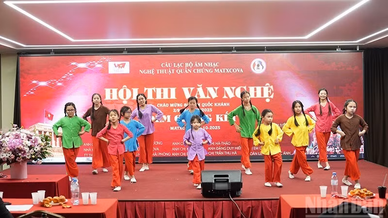 Các em nhỏ biểu diễn tại chung kết Hội thi văn nghệ quần chúng Moskva năm 2025.