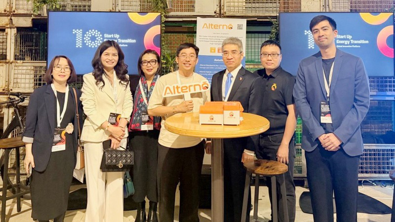 Đại sứ Việt Nam tại Đức chúc mừng đội ngũ Alternō lọt vào Top 3 SET Award 2026 tại Berlin.