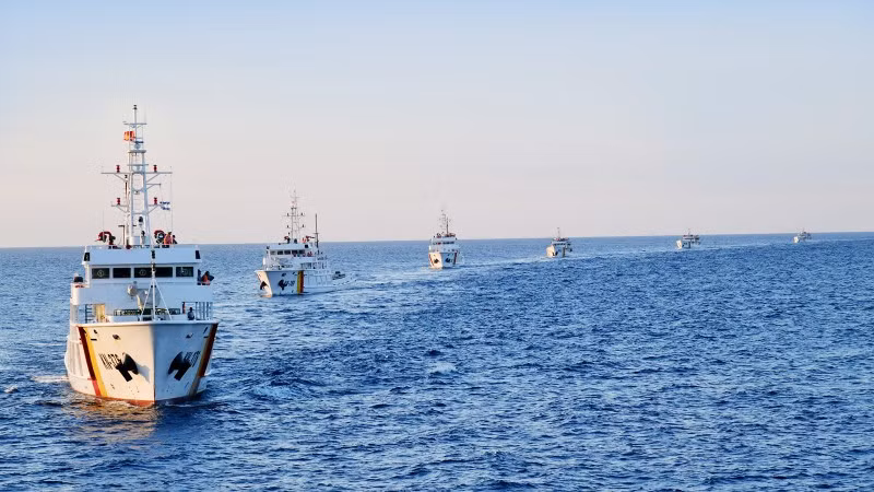 Các tàu Chi đội Kiểm ngư số 3 huấn luyện trên biển.