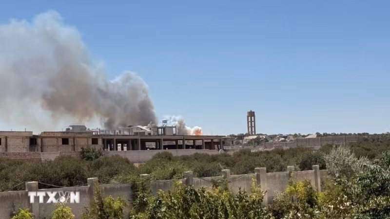 Khói bốc lên tại hiện trường vụ nổ lớn ở tỉnh Idlib, Syria ngày 24/7. (Ảnh: THX/TTXVN)