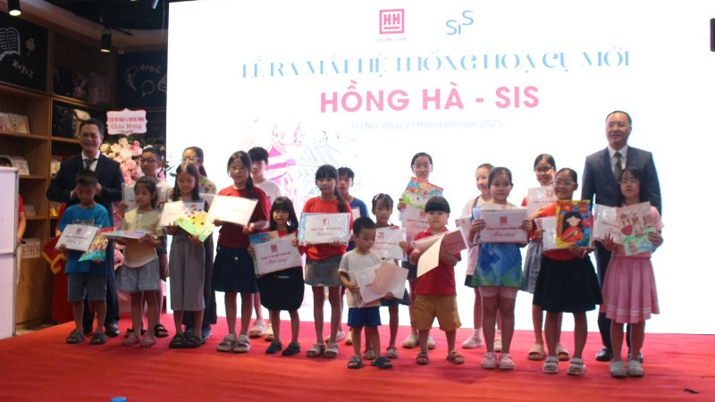 Ông Phạm Trung Kiên, Tổng Giám đốc Văn phòng phẩm Hồng Hà (bìa phải) và PGS.TS Nguyễn Văn Hiệu, Hiệu trưởng Trường liên ngành và Nghệ thuật, Đại học Quốc gia Hà Nội trao tặng quà cho học sinh tham gia chương trình workshop Hồng Hà.