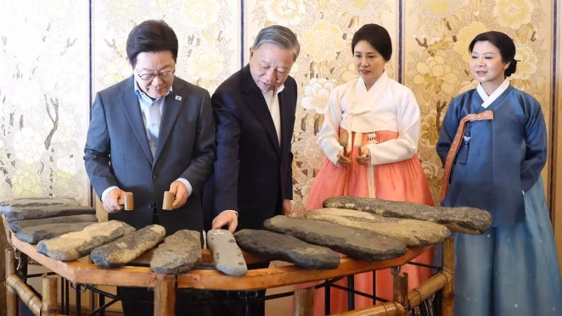 Tổng Bí thư Tô Lâm và Phu nhân giới thiệu với Tổng thống Hàn Quốc Lee Jae Myung và Phu nhân về nghệ thuật đàn đá của Việt Nam. (Ảnh: THỐNG NHẤT/TTXVN)
