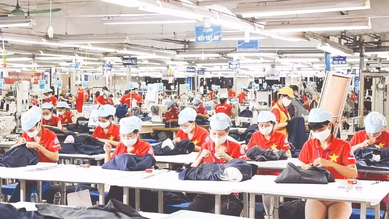 在越南10号制衣总公司生产出口纺织服装产品。