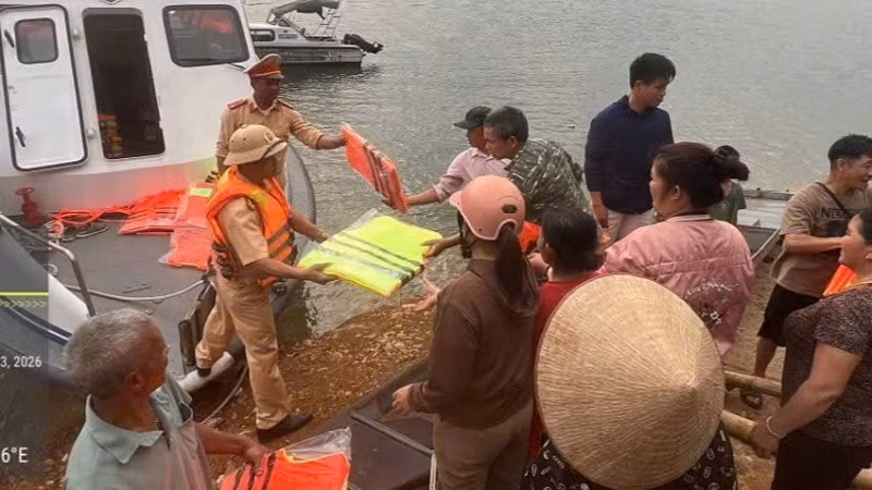 Đội Cảnh sát giao thông đường thủy số 3 - Phòng Cảnh sát giao thông tỉnh Phú Thọ (PC08) đã phát tặng áo phao cho bà con vực lòng hồ Hòa Bình.