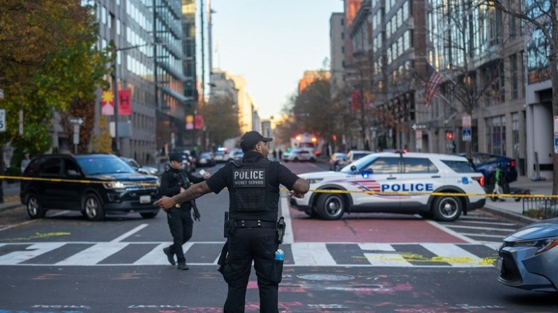 Cảnh sát phong tỏa hiện trường vụ nổ súng gần Nhà Trắng, Washington, D.C., Mỹ, ngày 26/11. (Ảnh: THX/TTXVN)