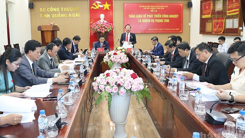 Quang cảnh thảo luận tại tổ 12 với chuyên đề phát triển công nghiệp là nhiệm vụ trọng tâm.