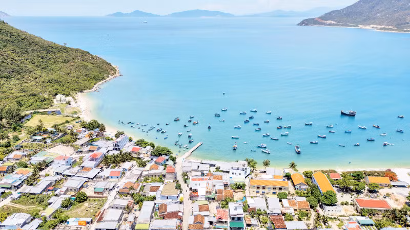 Toàn cảnh làng biển Ninh Vân, phường Đông Ninh Hòa, tỉnh Khánh Hòa. (Ảnh: MỸ HÀ)