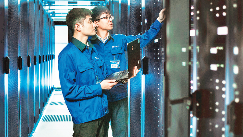 Kỹ thuật viên VNPT kiểm tra thiết bị tại trung tâm dữ liệu.