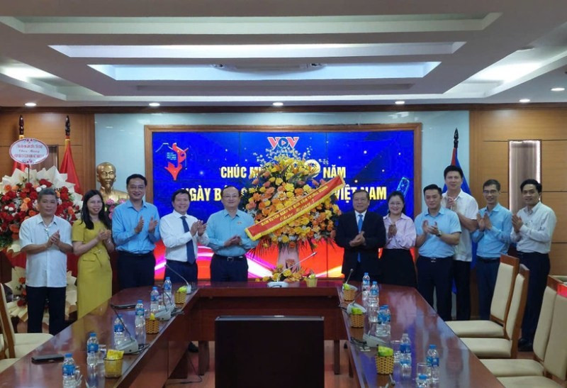 Đoàn công tác Ban Tuyên giáo và Dân vận Trung ương thăm và chúc mừng Đài Tiếng nói Việt Nam.