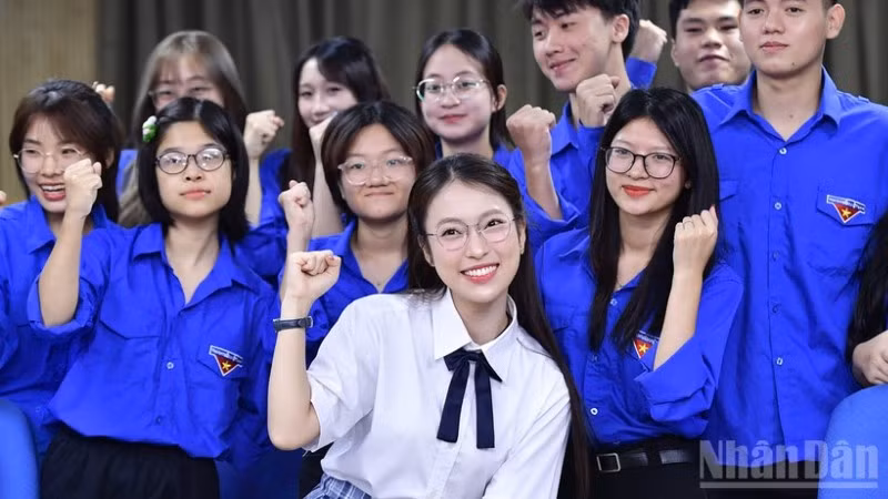 Đại sứ "Tiếp sức mùa thi" Trần Khánh Vy và một số tình nguyện viên tiêu biểu có mặt tại hội nghị tổng kết chương trình năm 2025.