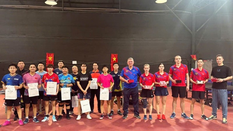 Các thành viên đội tuyển bóng bàn Liên bang Nga bắt đầu chuyến thăm và thi đấu giao hữu tại Việt Nam từ ngày 3/12.