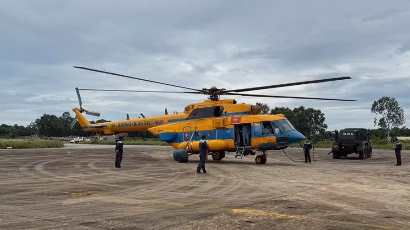 Máy bay trực thăng Mi 171 cất cánh từ sân bay Hòa Lạc (Hà Nội) di chuyển vào sân bay Vinh (Nghệ An) thực hiện nhiệm vụ cứu trợ.