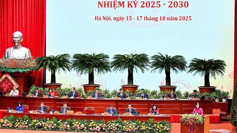 Đoàn Chủ tịch điều hành phiên khai mạc Đại hội Đảng bộ thành phố Hà Nội sáng 16/10.