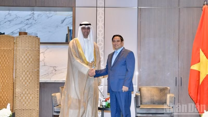 Thủ tướng Phạm Minh Chính và Giám đốc điều hành Cơ quan đầu tư Kuwait (KIA) Sheikh Saud Salem Abdulaziz Al-Sabah. (Ảnh: THANH GIANG)
