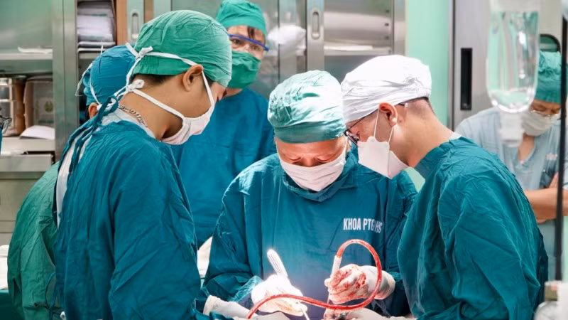 Ê-kíp phẫu thuật chấn thương sọ não phức tạp tại Bệnh viện đa khoa Vũng Tàu.