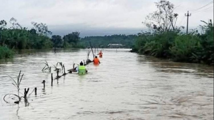 Công an xã Quảng Trạch, tỉnh Quảng Trị tổ chức tìm kiếm bé gái bị nước lũ cuốn trôi trong chiều nay.