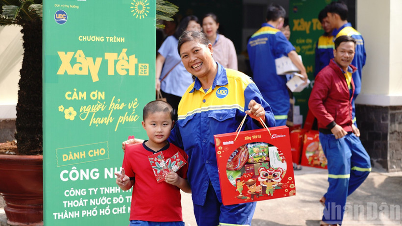 Chương trình “Xây Tết 2026”, trao quà cho công nhân thoát nước đô thị Thành phố.