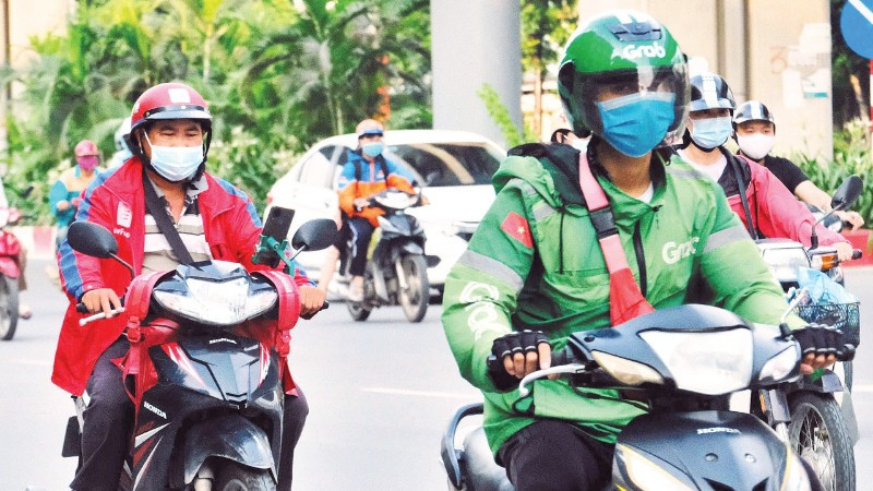 Tài xế xe công nghệ trên đường phố Hà Nội. (Ảnh: THẾ ĐẠI)