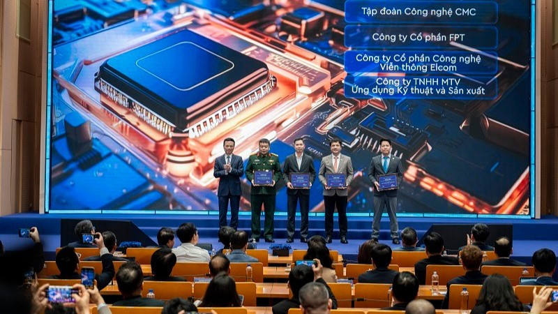 Bộ trưởng Khoa học và Công nghệ Nguyễn Mạnh Hùng trao chứng nhận đơn vị đồng hành Hệ sinh thái Đổi mới sáng tạo Hà Nội cho các doanh nghiệp.