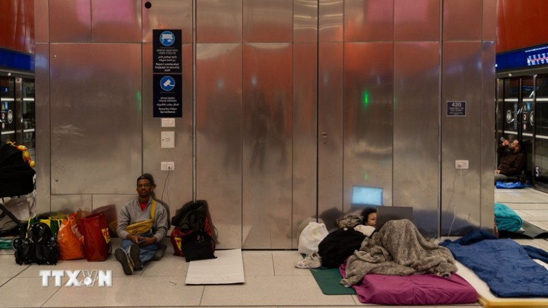Người dân ngủ qua đêm tại nhà ga tàu điện ngầm để tránh xung đột, tại Tel Aviv, Israel, ngày 2/3/2026. (Ảnh: THX/TTXVN)