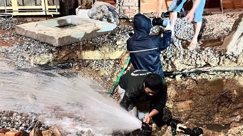 Công nhân Công ty Cổ phần cấp nước Điện Biên khắc phục sự cố làm hỏng đường nước trên địa bàn phường Điện Biên Phủ, tỉnh Điện Biên.