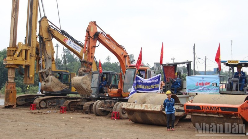 Máy móc tại công trường khởi động cùng lễ khởi công.